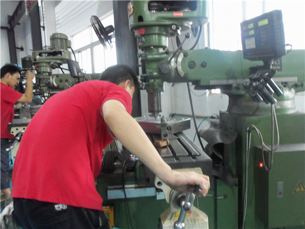 旭錦塑膠模具有限公司，模具車間人員工作操作