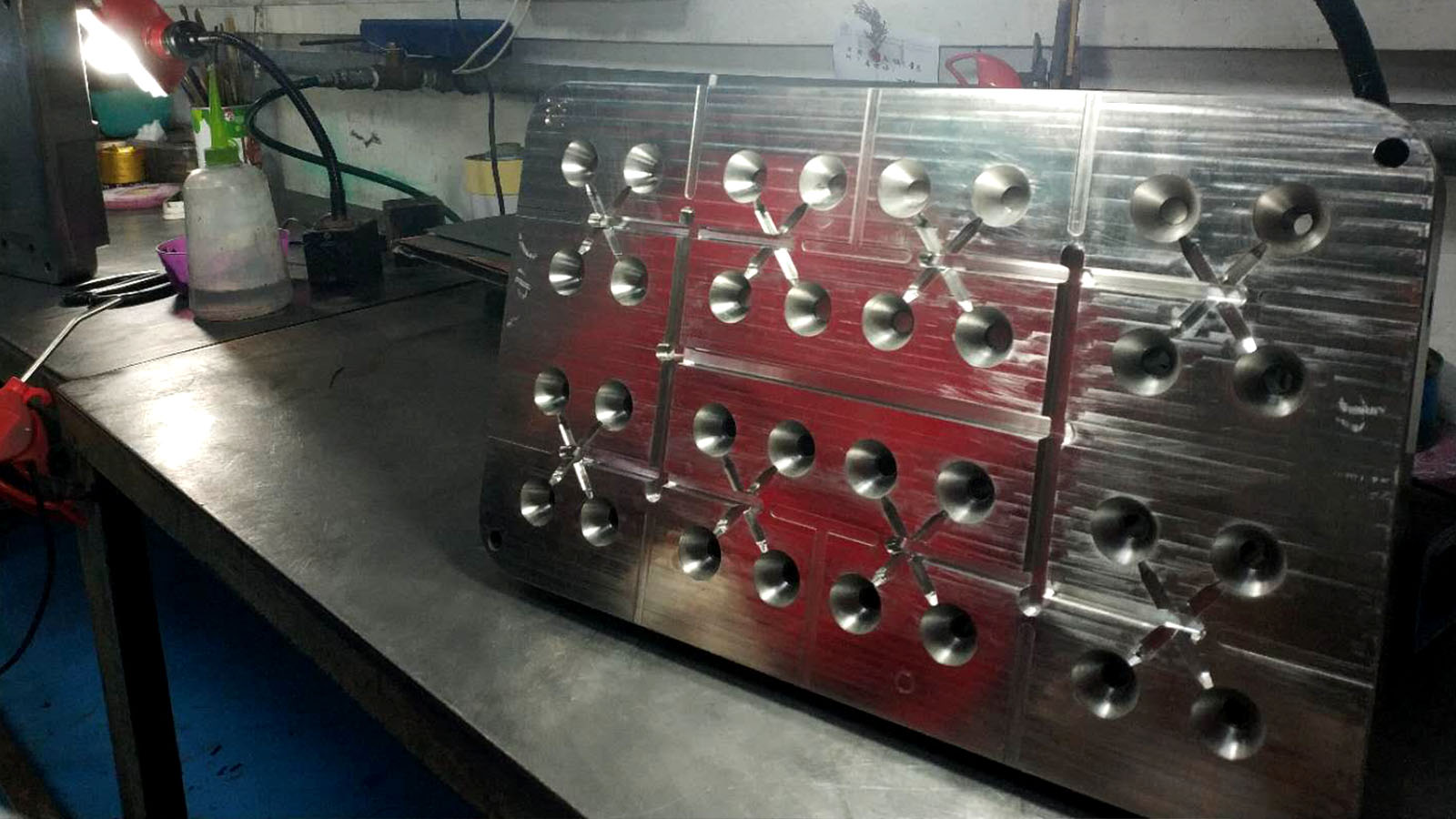 旭錦塑膠模具，模房